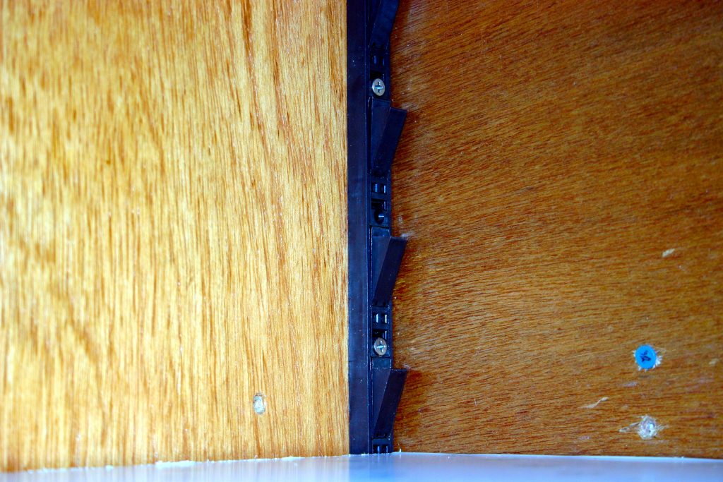 Self support strips in a shelf
